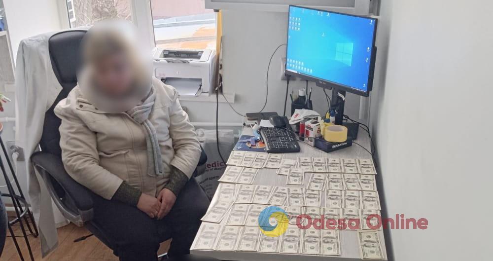 На Одещині медик вимагала вісім тисяч доларів за допомогу в отриманні довідки про інвалідність