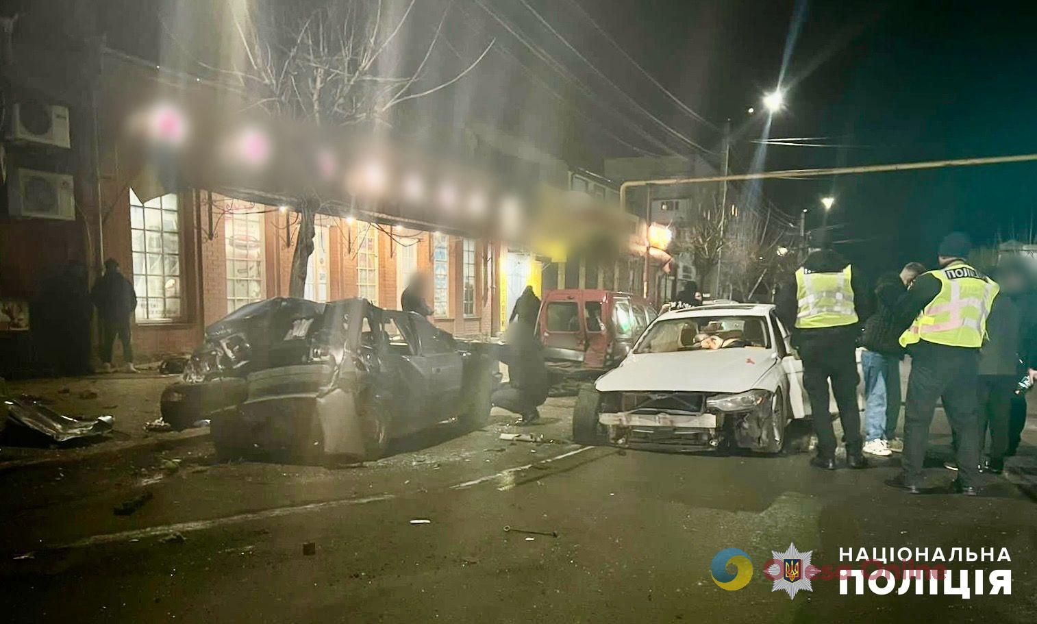 На Одещині п’яний водій BMW розтрощив припарковані авто (фото)