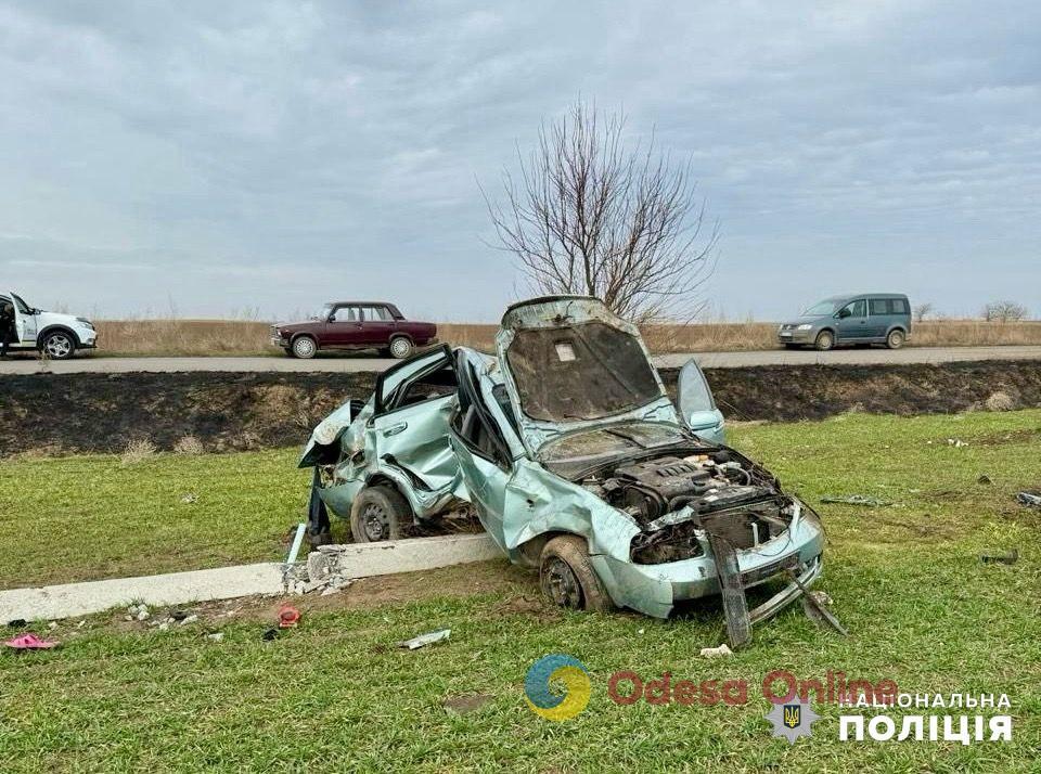 На Одещині вщент п’яний водій легковика врізався в опору ліній електропередач – пасажирка у комі