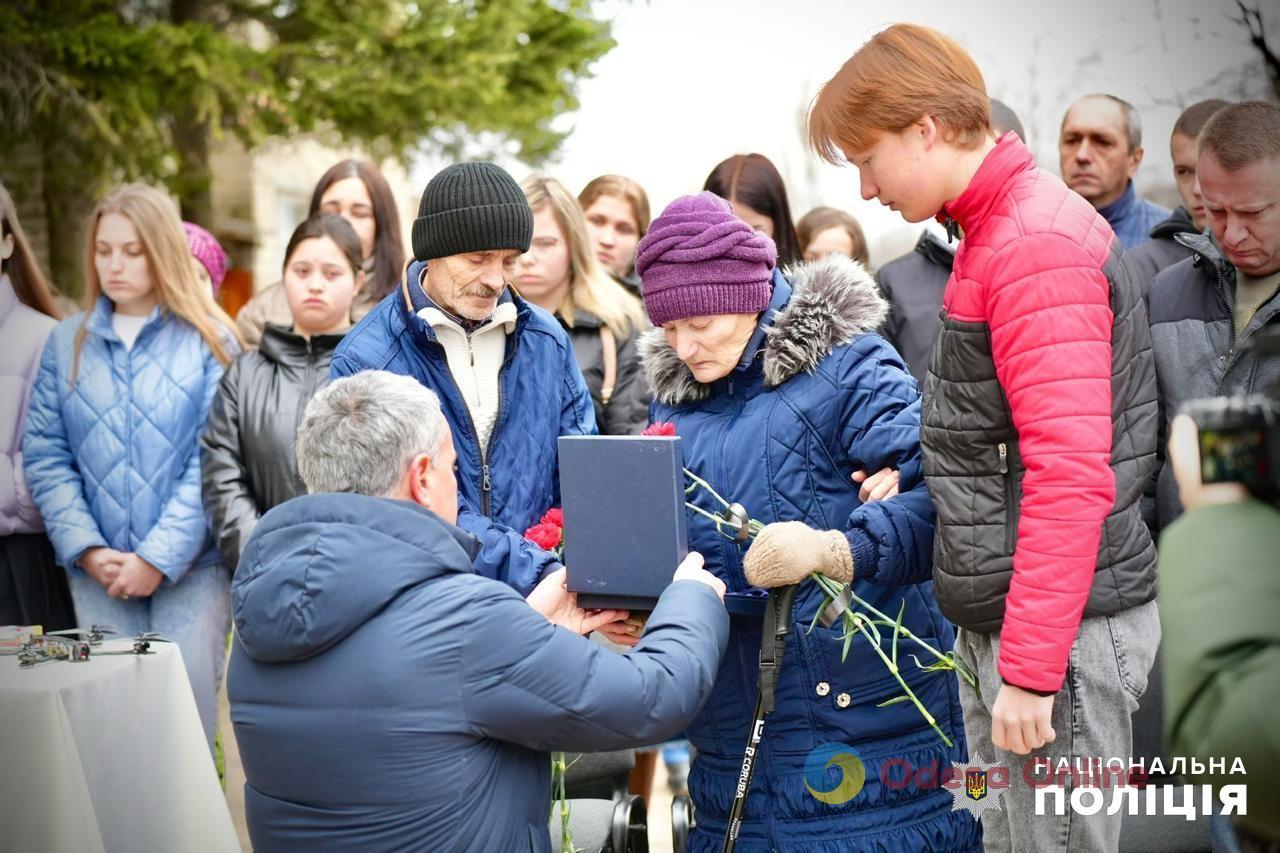 Итоги дня: «сушкопад», открытие мемориальной доски в честь погибшего полицейского в Одесской области и подозрение директору больницы