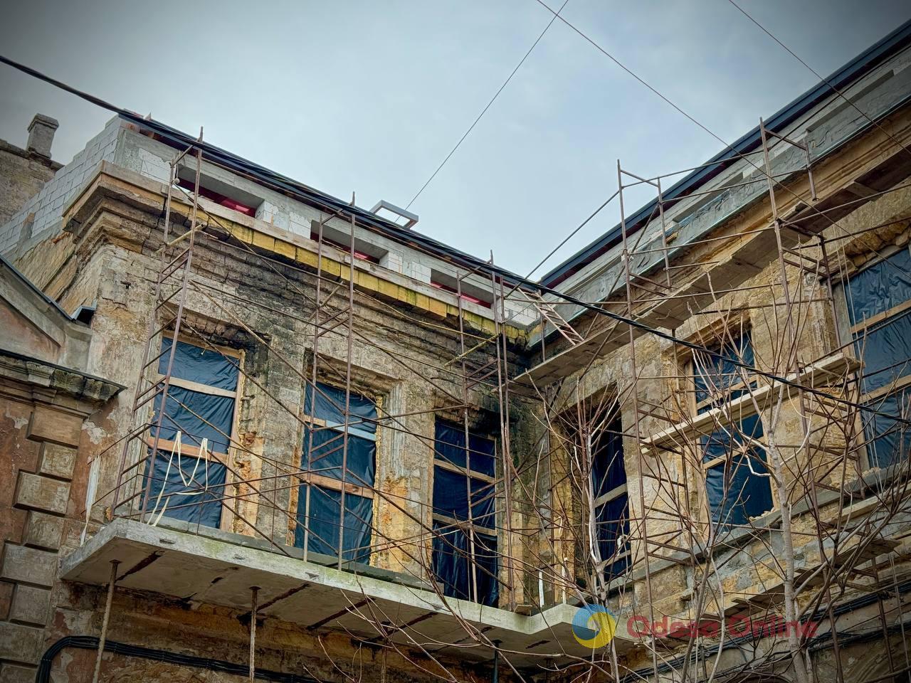 В Одессе на улице Гоголя остановлены незаконные работы на памятнике архитектуры (видео)
