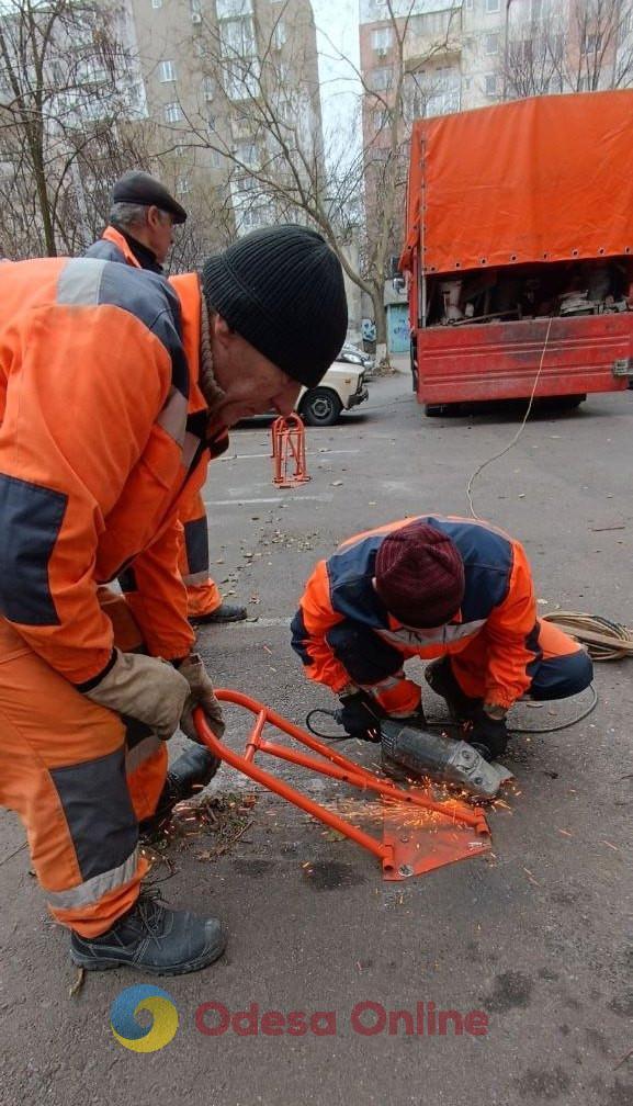 С начала в Одессе демонтировали 35 незаконно установленных юнипаркеров (фото)