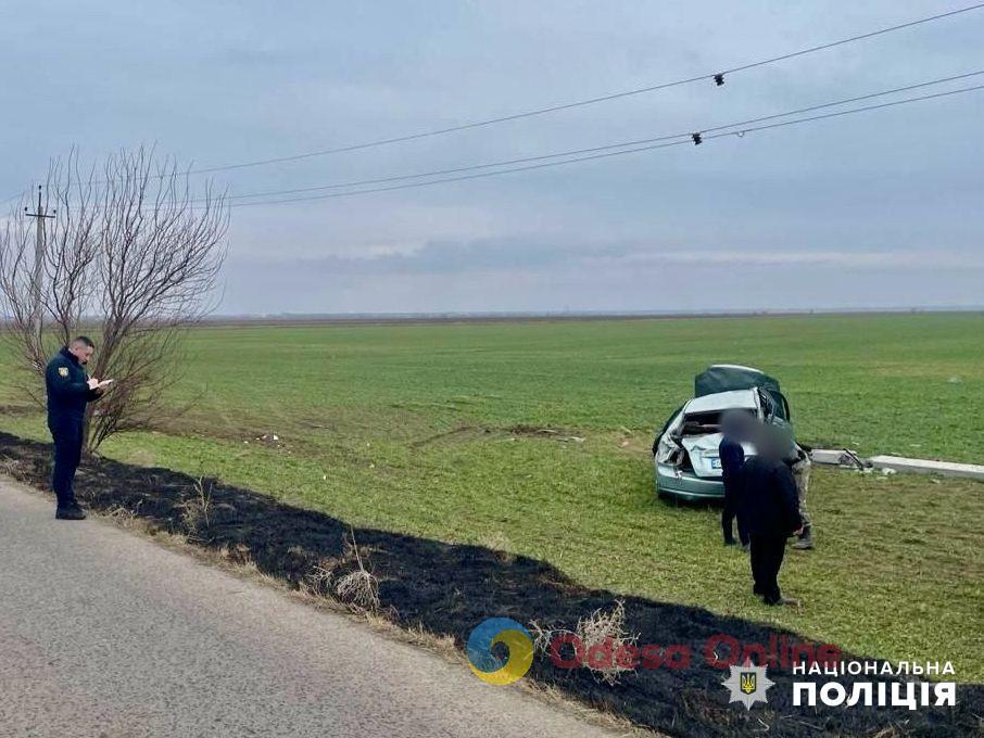 На Одещині вщент п’яний водій легковика врізався в опору ліній електропередач – пасажирка у комі