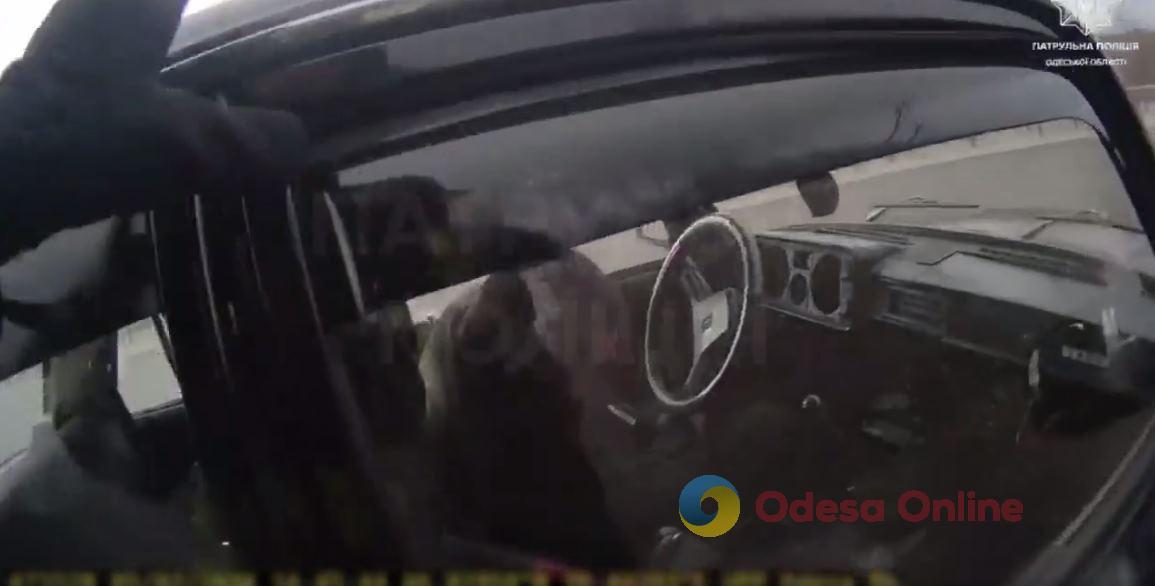 В Одесі патрульні надали допомогу водієві, якому раптово стало зле за кермом (відео)