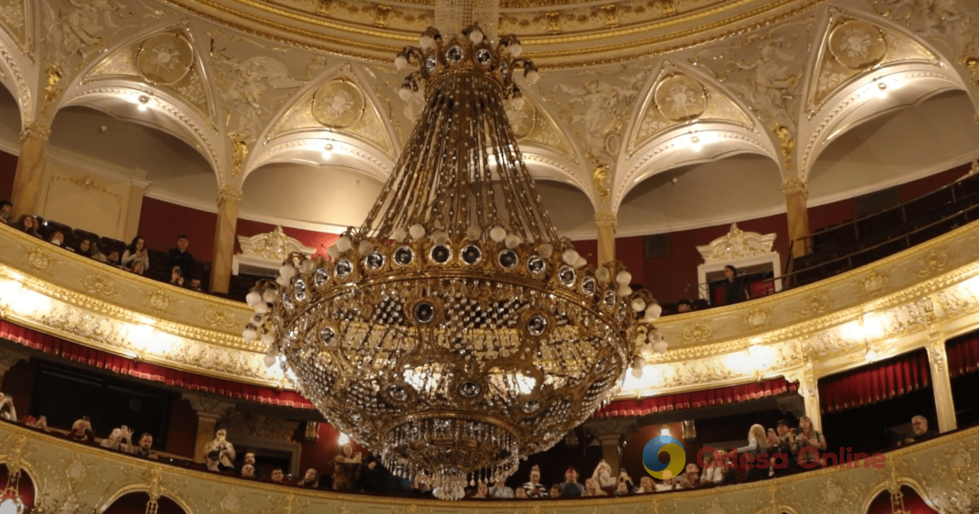 В Одеській опері пройшла щорічна «люстрова» церемонія (відео)