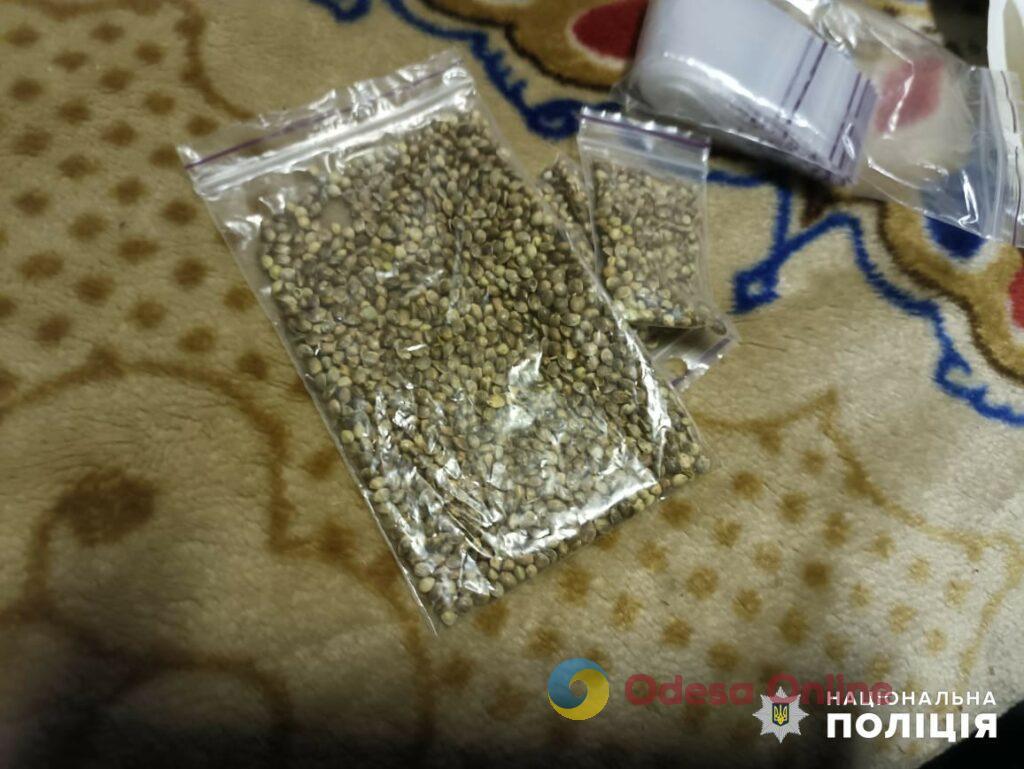 Под Одессой у наркодилера изъяли 328 пакетиков с каннабисом