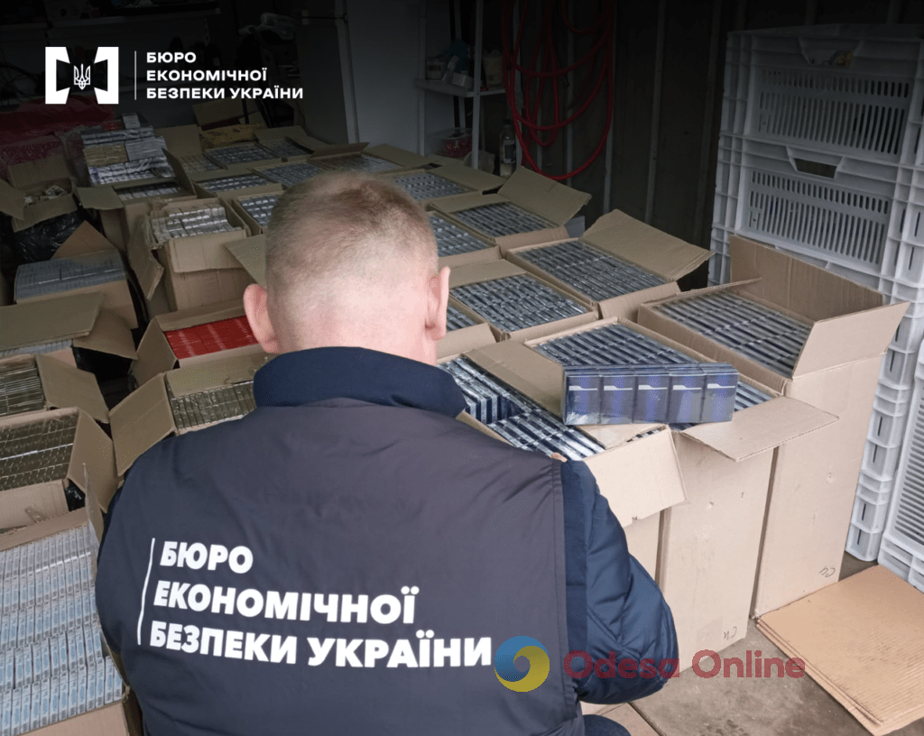 В Одесі правоохоронці вилучили 25 тисяч пачок контрафактних сигарет