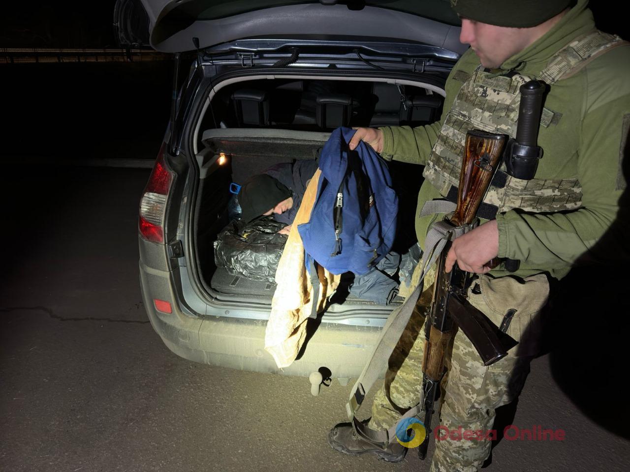 На Одещині біля кордону з Молдовою прикордонники виявили чоловіка у багажнику авто