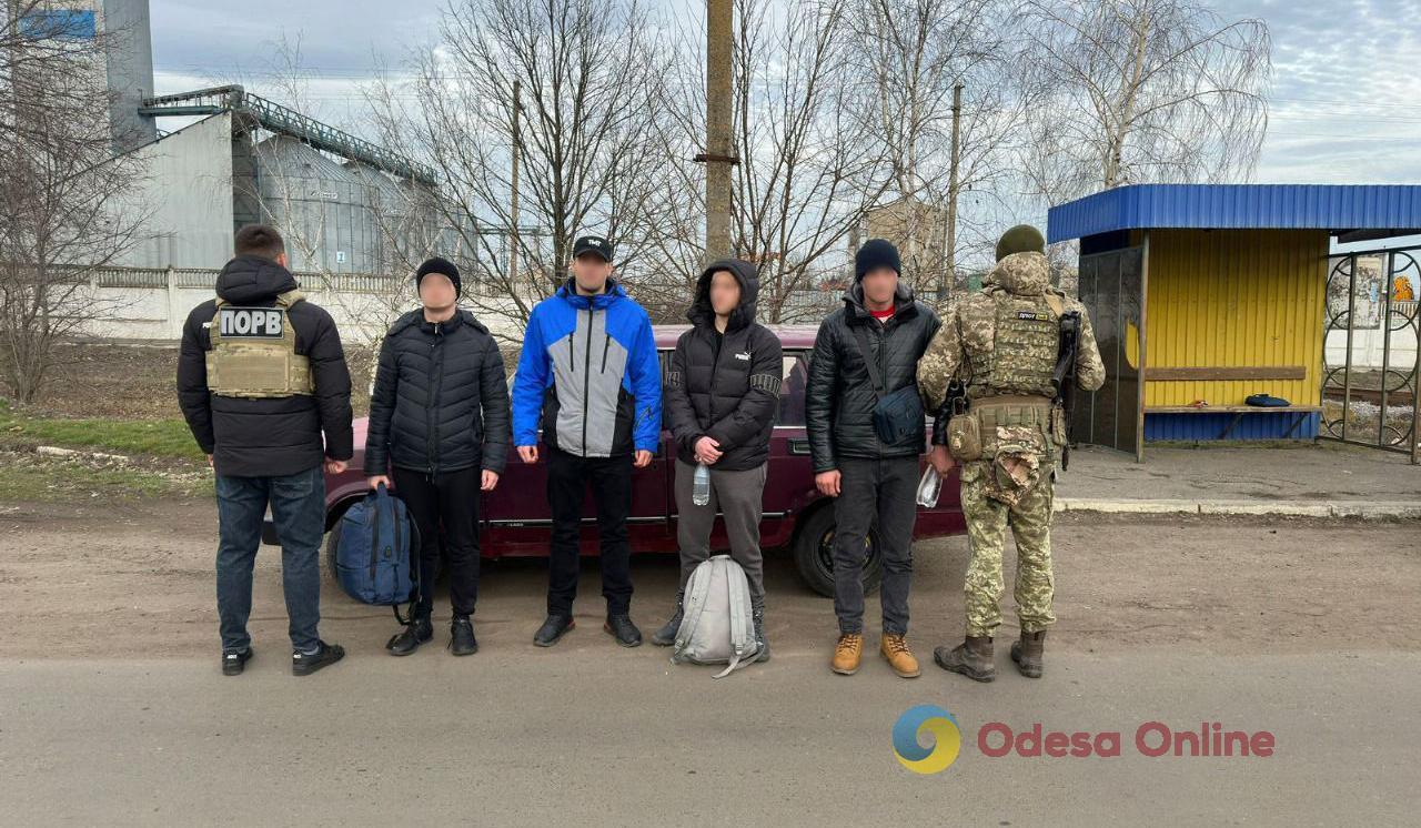 В Одесской области на границе задержали перевозчика с тремя уклонистами