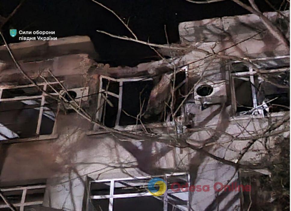 Наслідки нічного повітряного удару по Одесі: постраждали двоє поліцейських (фоторепортаж)