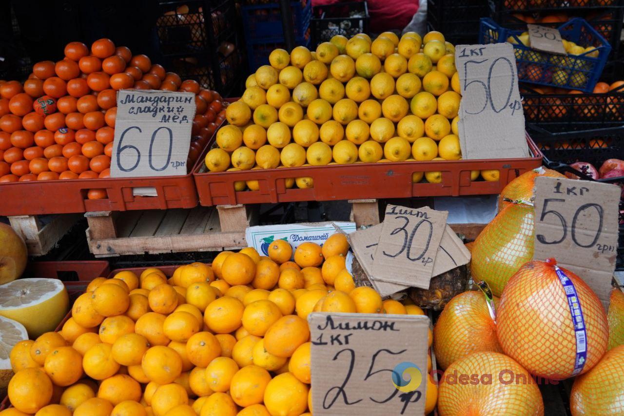 Грецкий орех, лимоны и свинина: субботние цены на одесском «Привозе»