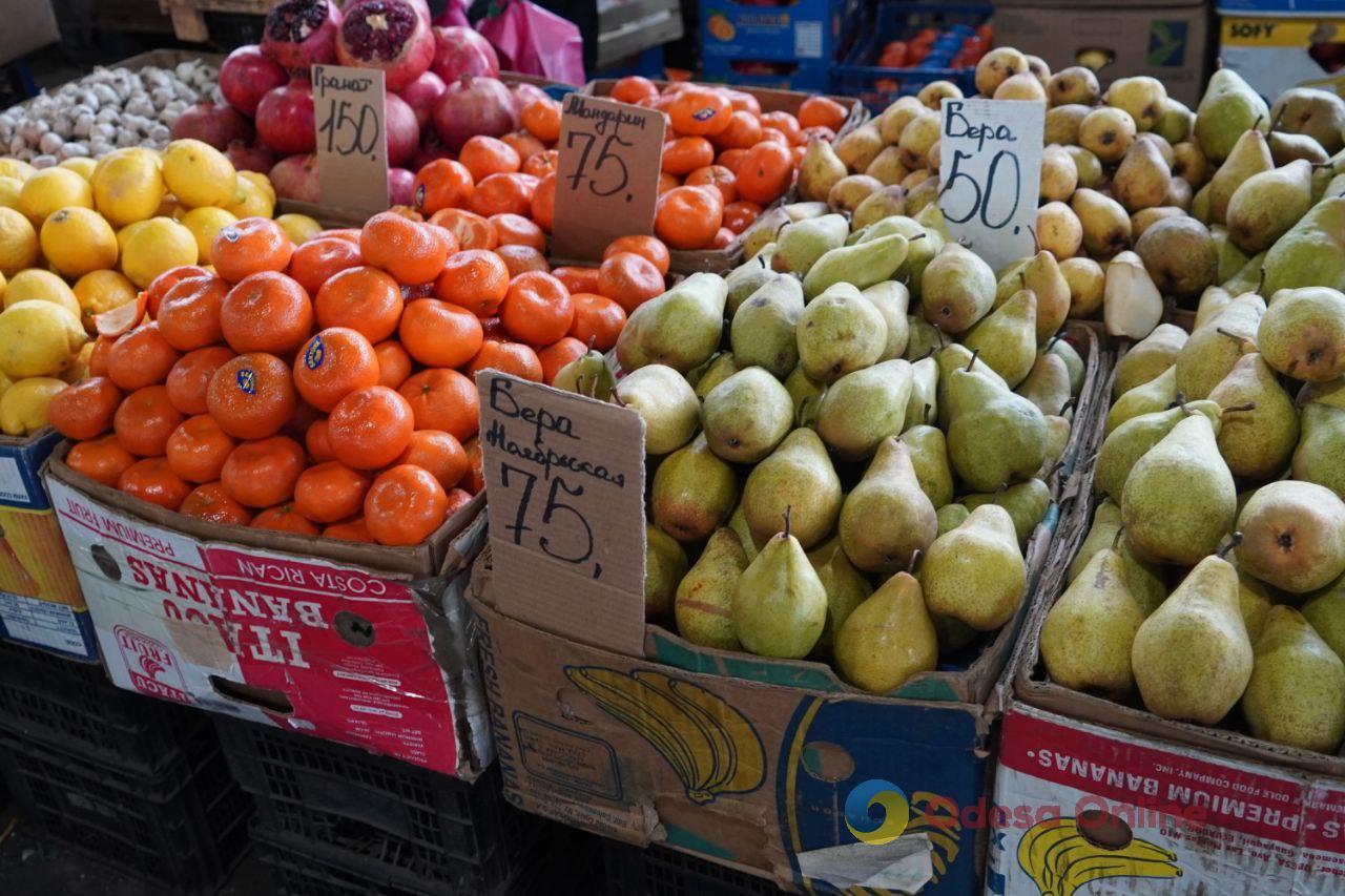 Волоський горіх, лимони та свинина: суботні ціни на одеському «Привозі»
