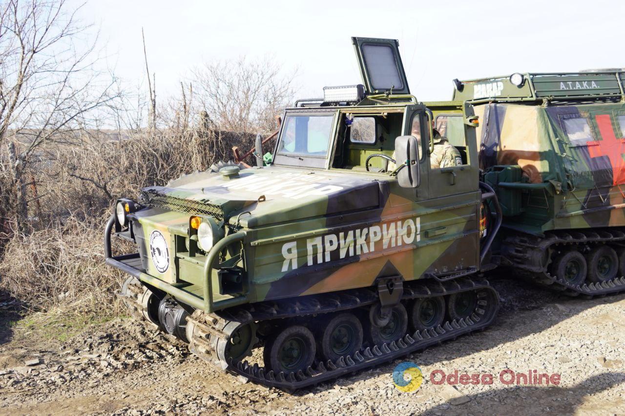 Родители погибшего защитника из Одессы закупили и передали  военным медицинские эвакуационные машины (фото)