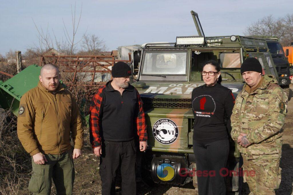 Батьки загиблого захисника з Одеси закупили та передали військовим медичні евакуаційні машини (фото)