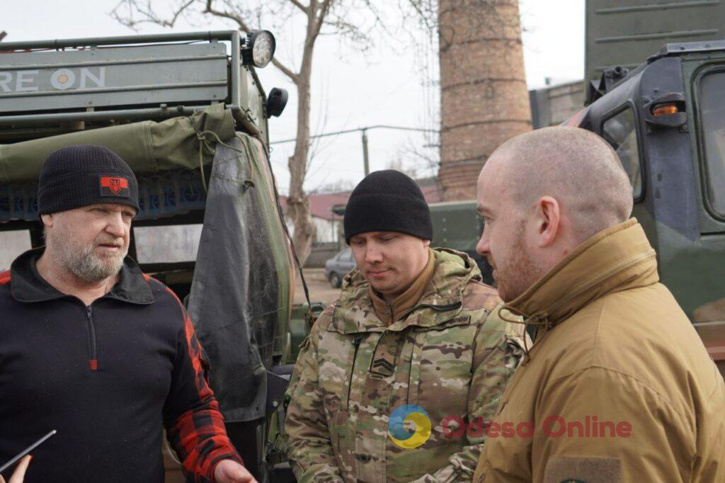 Батьки загиблого захисника з Одеси закупили та передали військовим медичні евакуаційні машини (фото)