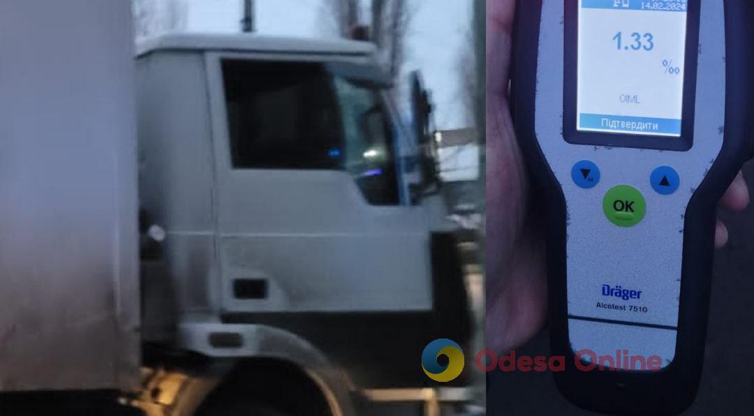 Пьяный агрессивный мужчина без прав катался на грузовике по Одессе