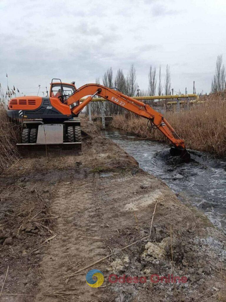 Одеські комунальники звільнили Румунський канал від трави та очерету (фото)