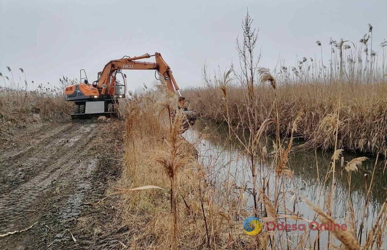 Одеські комунальники звільнили Румунський канал від трави та очерету (фото)