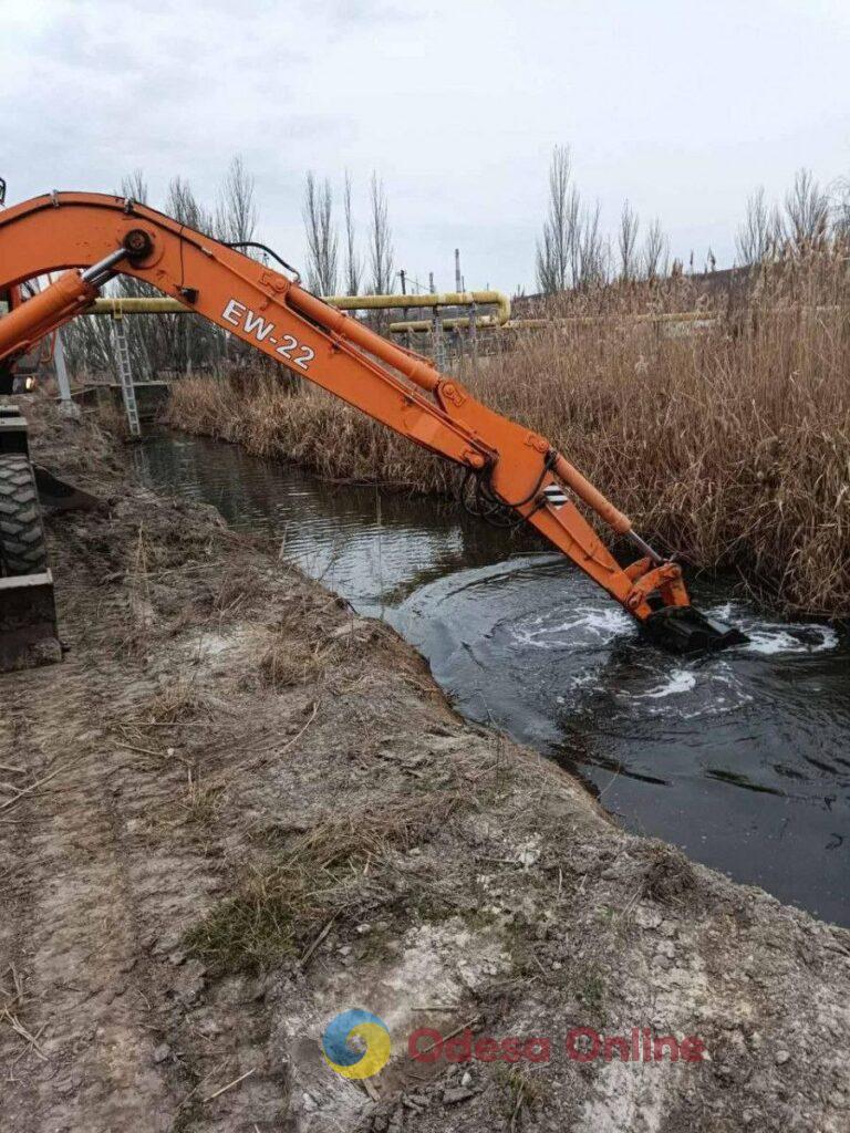 Одеські комунальники звільнили Румунський канал від трави та очерету (фото)