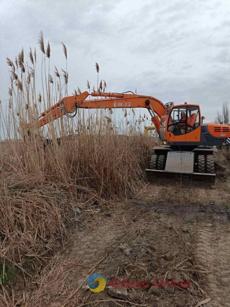 Одеські комунальники звільнили Румунський канал від трави та очерету (фото)