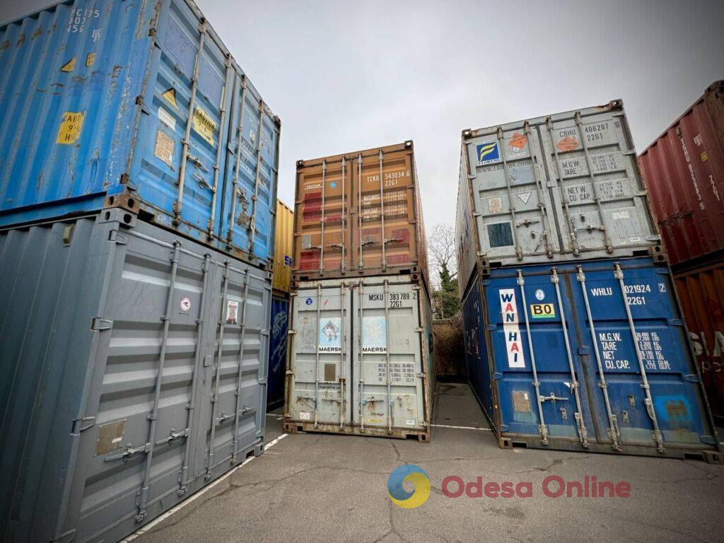 Одесса передала Силам обороны 5 автомобилей и 17 контейнеров (фото, видео)