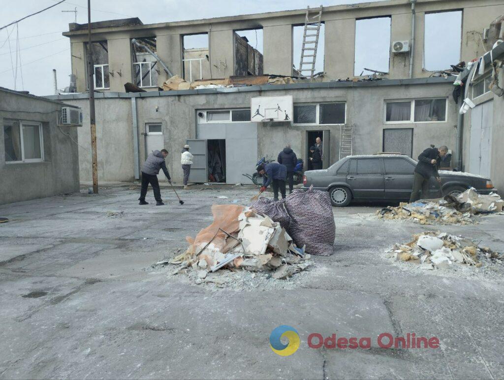 Одеса: внаслідок атаки рашистів знищено швацький цех, де працювали переселенці (фоторепортаж)