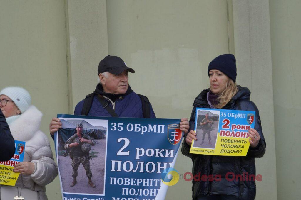 «Ми за них боремось»: в Одесі пройшла акція на підтримку українських військовополонених (фото)