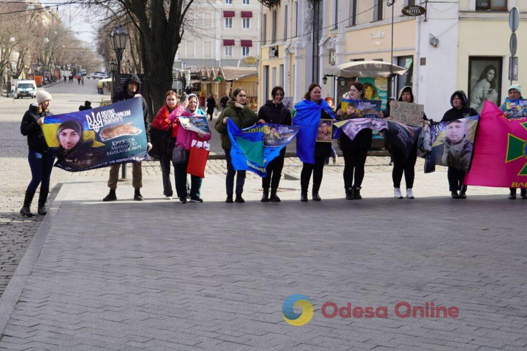 «Ми за них боремось»: в Одесі пройшла акція на підтримку українських військовополонених (фото)