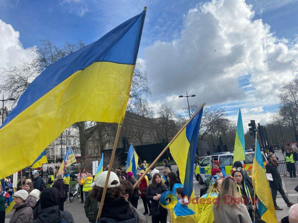 Два роки повномасштабної війни: по світу проходять мітинги на підтримку України (фото)