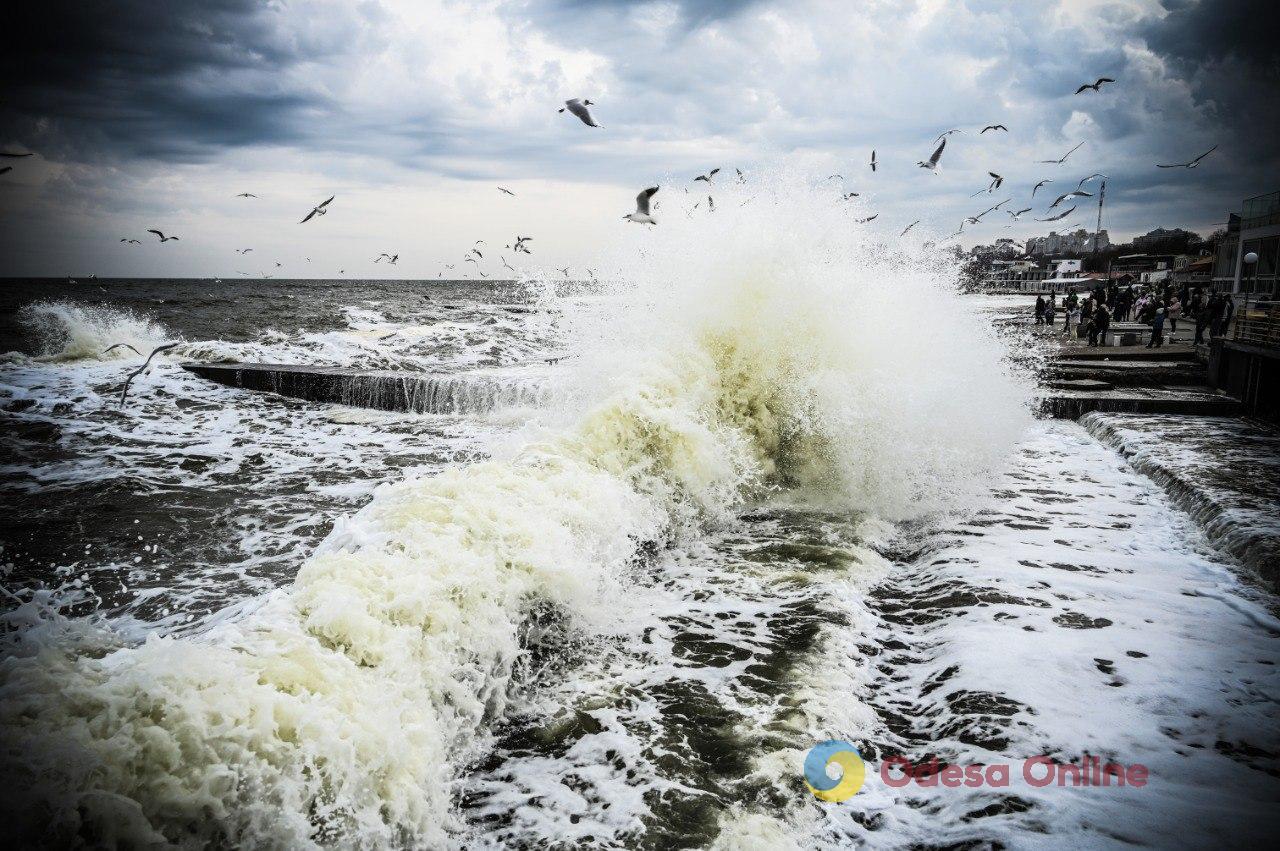 Штормове одеське море вихідного дня (фоторепортаж)