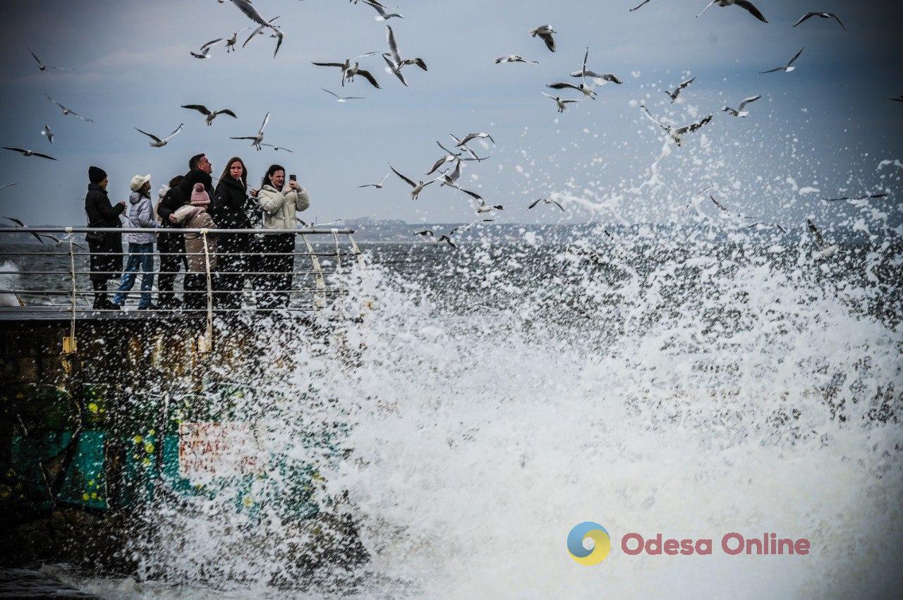 Штормовое одесское море выходного дня (фоторепортаж)