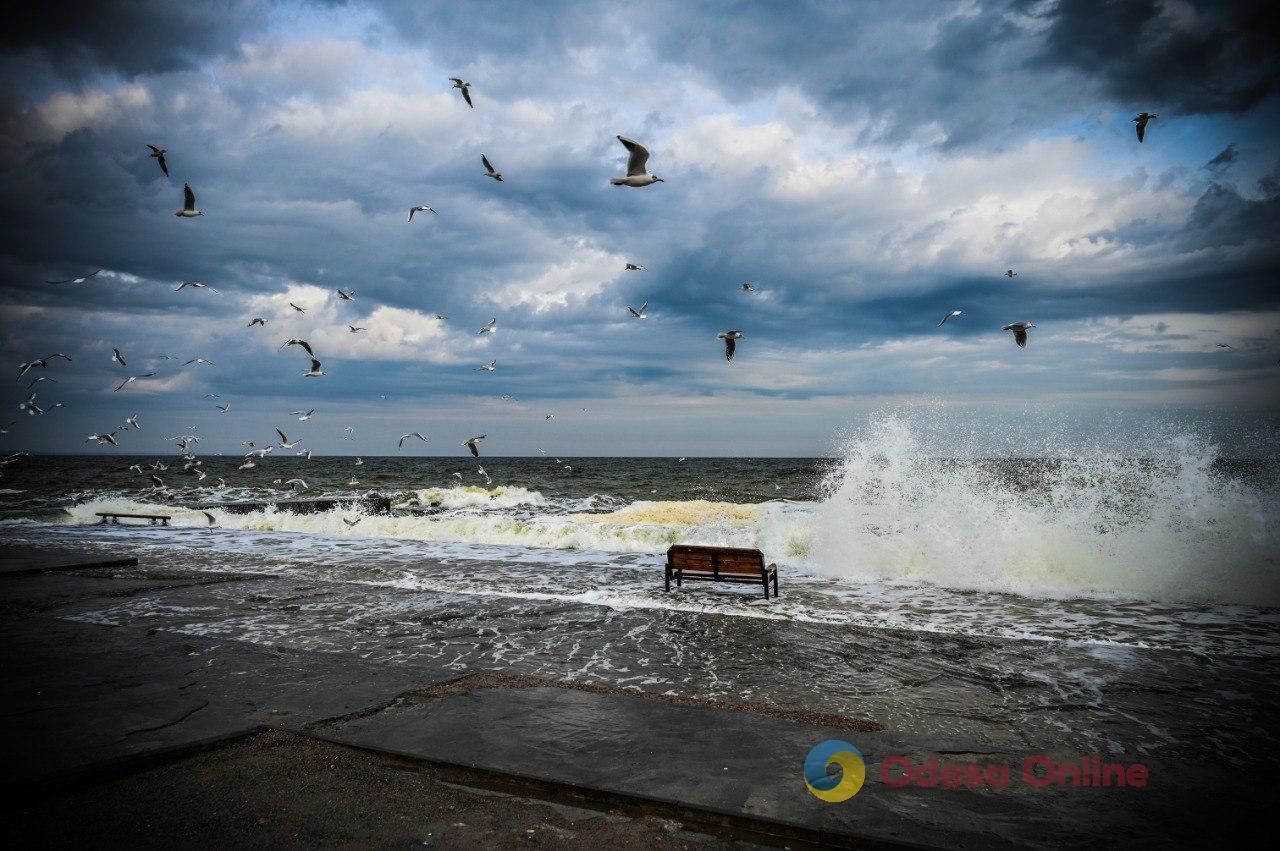 Штормовое одесское море выходного дня (фоторепортаж)