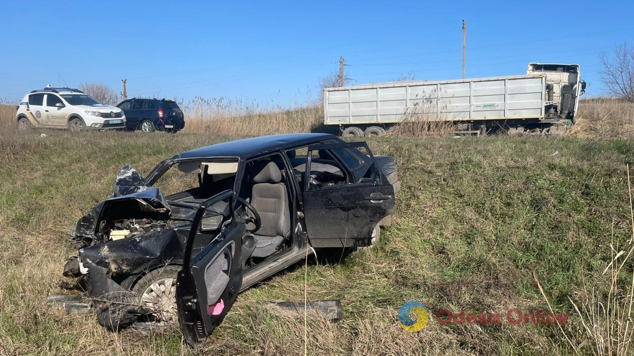Одесская область: грузовик выехал на «встречку» и протаранил ВАЗ