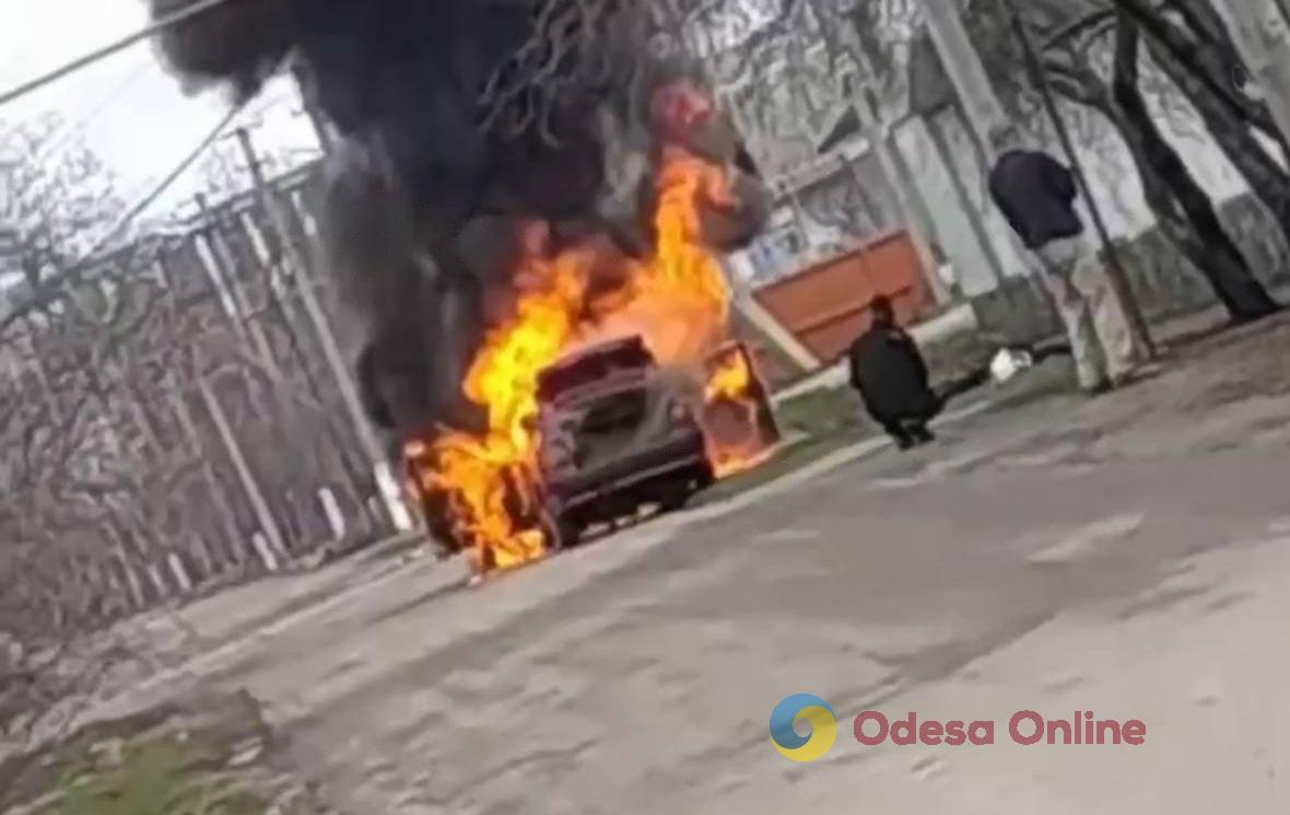 В Подольске посреди дороги сгорел автомобиль
