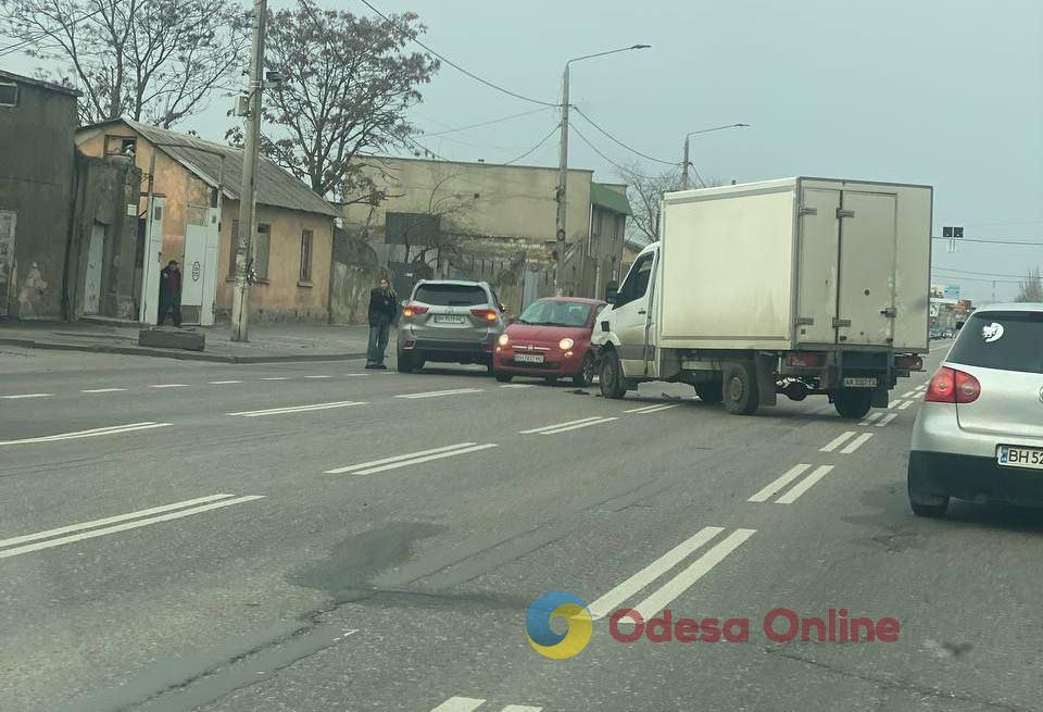 Одеса: на Миколаївській дорозі зіткнулися три авто