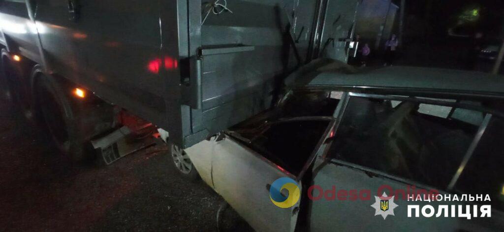 Одещина: у Великому Дальнику п’яний водій влетів у вантажівку та травмував 16-річного хлопця