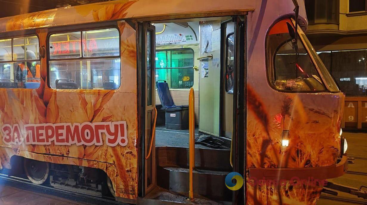 П’яний одесит розбив вікно у трамваї, побив та залив перцевим газом водійку — що загрожує хулігану