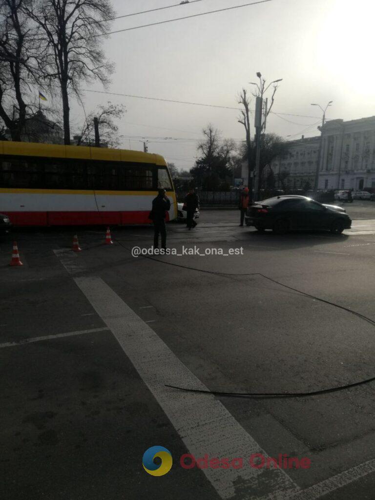 В Одесі зіткнулися тролейбус і трамвай (фото, відео)