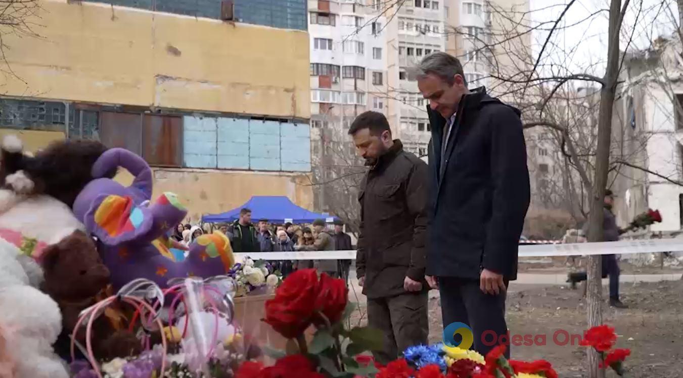 Удар по 9-этажке в Одессе: президент Украины и премьер Греции побывали на месте трагедии и почтили память погибших (видео)