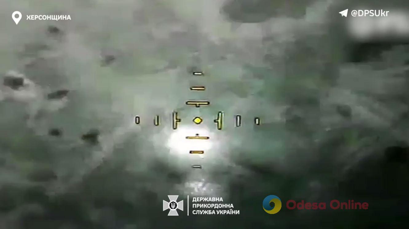 Пограничники показали, как уничтожают российскую технику на левобережье Херсона (видео)