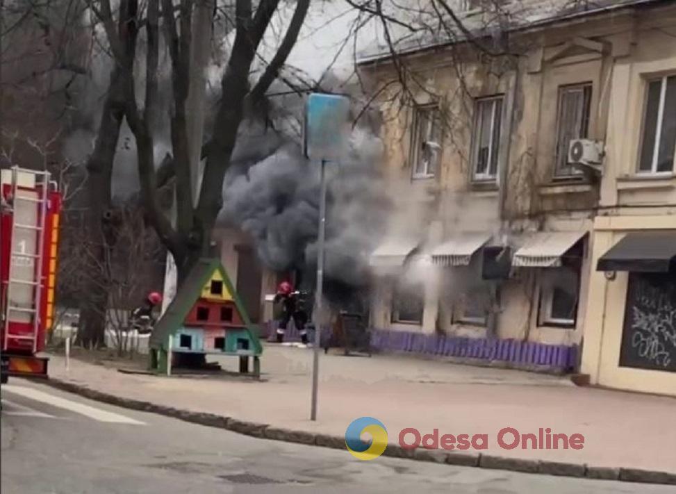В одном из кафе в центре Одессы произошел пожар (видео)