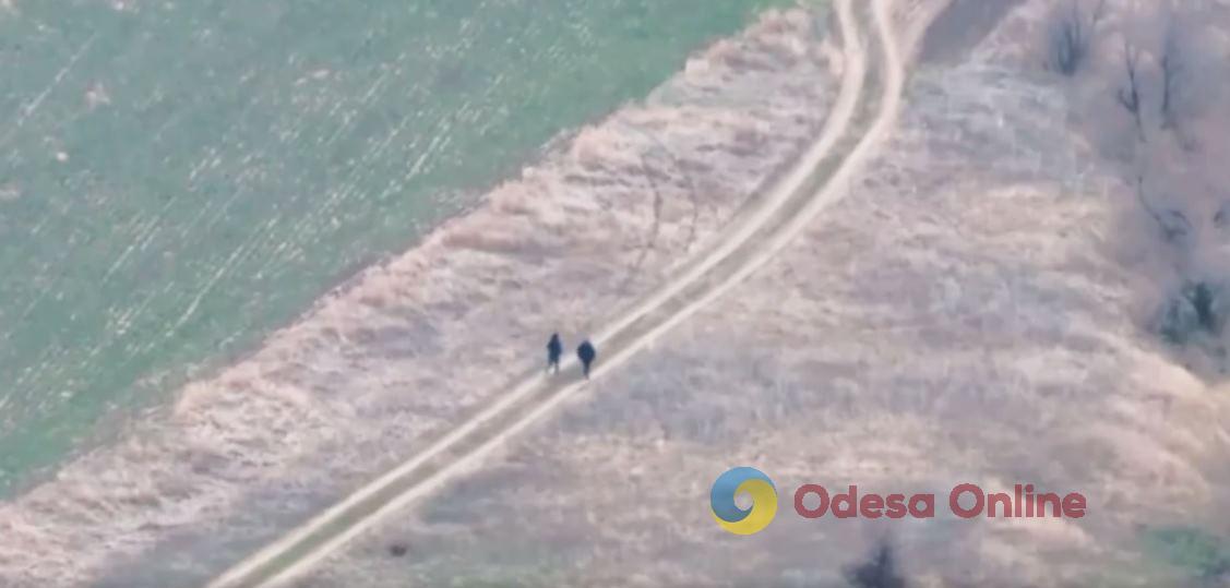 Застрягли у протитранспортному рові: на Одещині прикордонники затримали чоловіків-втікачів (відео)