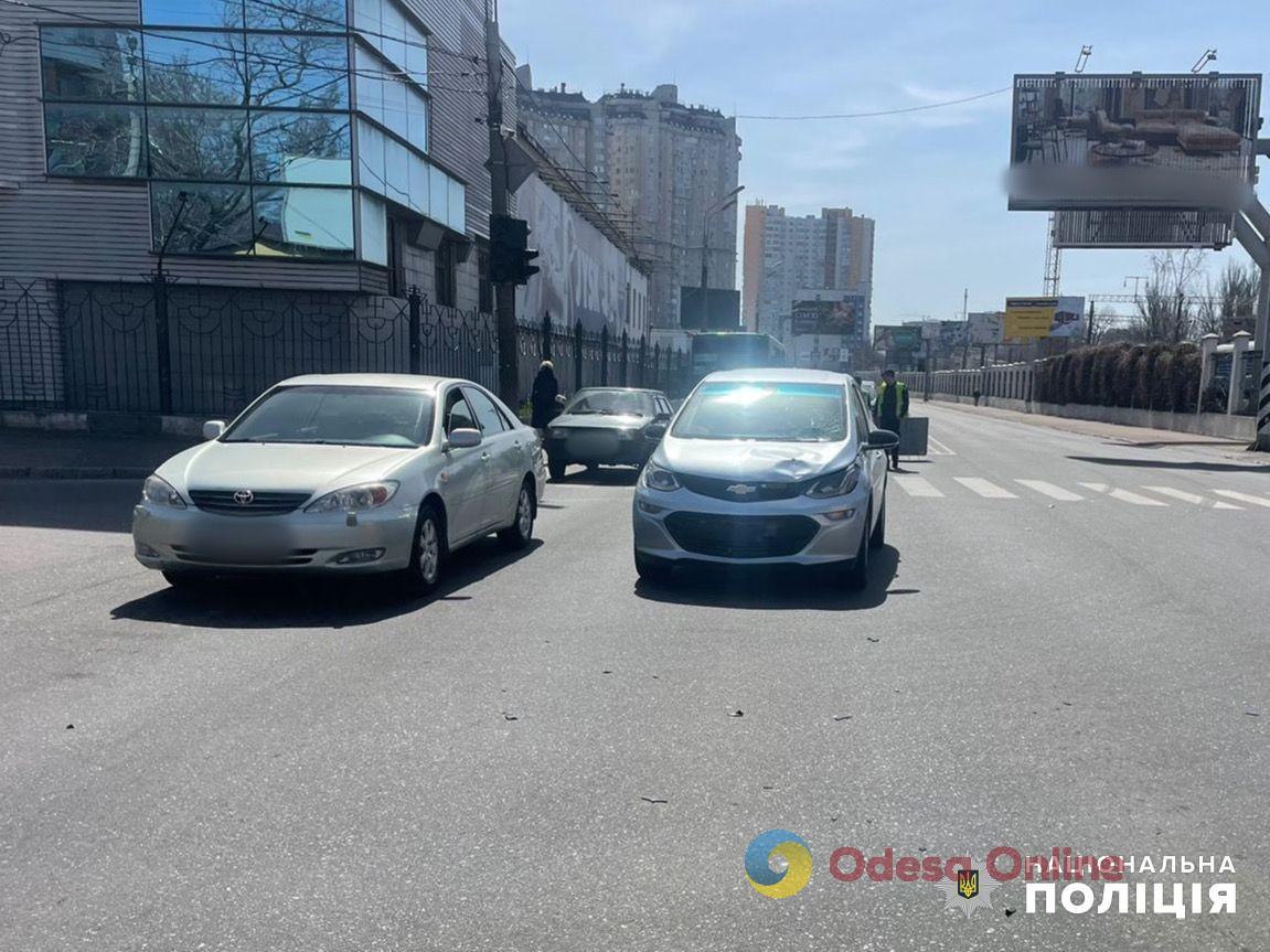 ДТП на Среднефонтанской: на пешеходном переходе Chevrolet сбил женщину