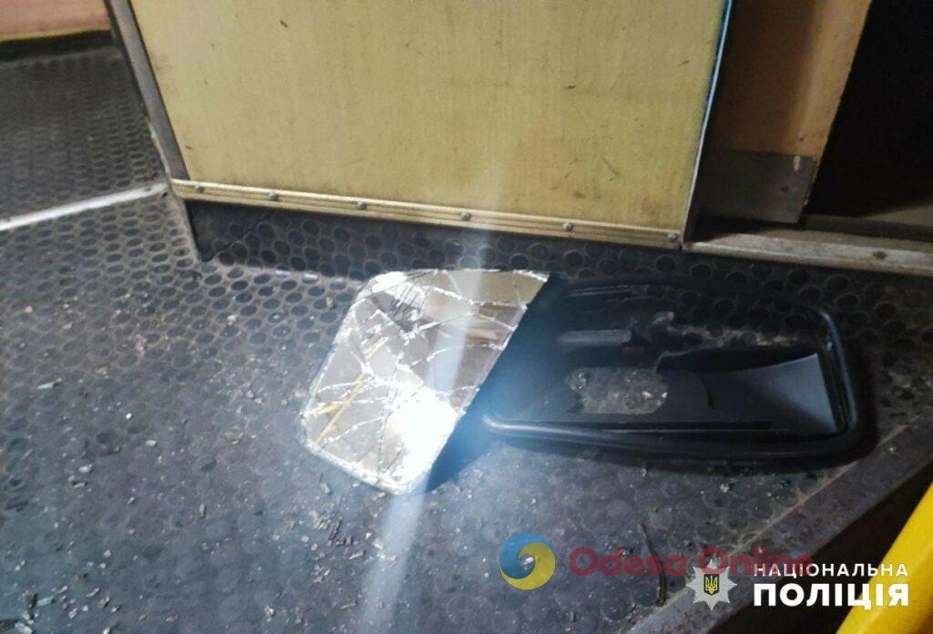 Пьяный одессит разбил окно в трамвае, побил и залил перечным газом водительницу — что грозит хулигану