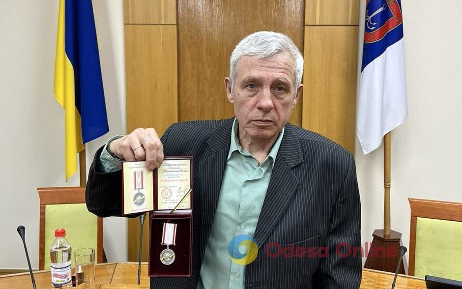 Одеського комунальника Сергія Пантюшина нагородили медаллю за порятунок людей після російської атаки