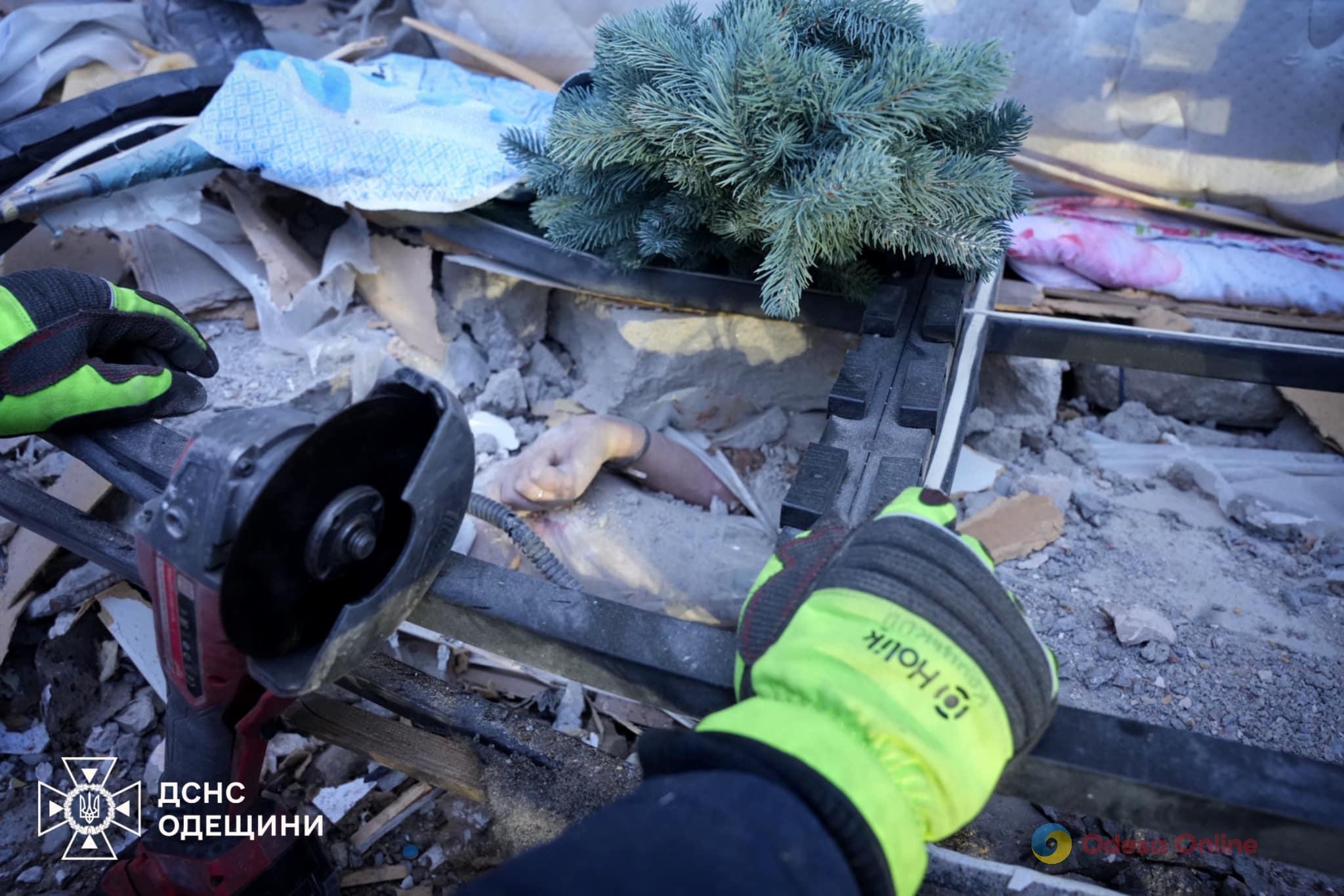 Одесса: из-под завалов достали тела младенца и его мамы