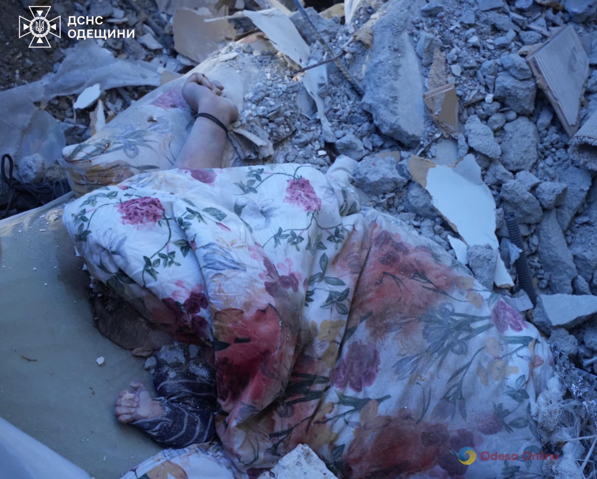Одесса: из-под завалов достали тела младенца и его мамы