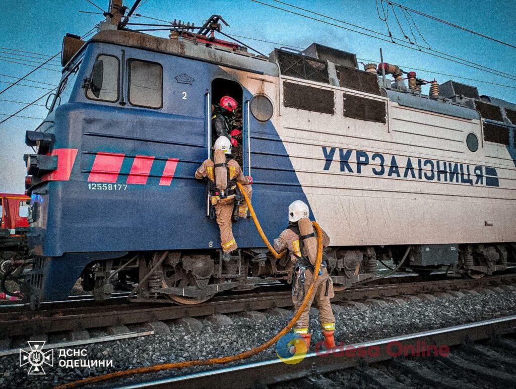 В Одесской области горел электровоз (фото)
