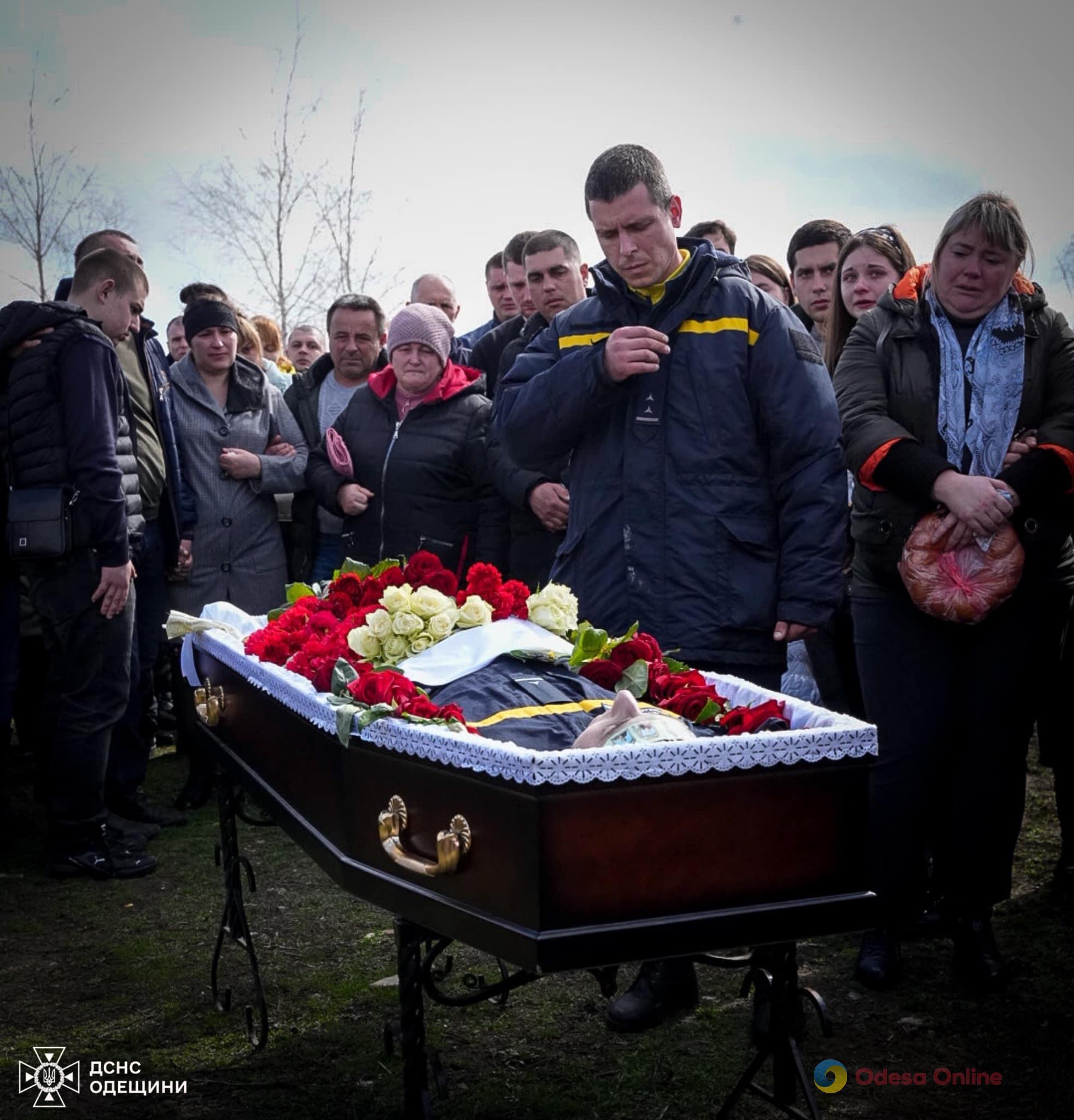 «Мы потеряли частичку сердца», — в последний путь провели спасателя Дениса Колесникова, который погиб во время баллистической атаки по Одессе