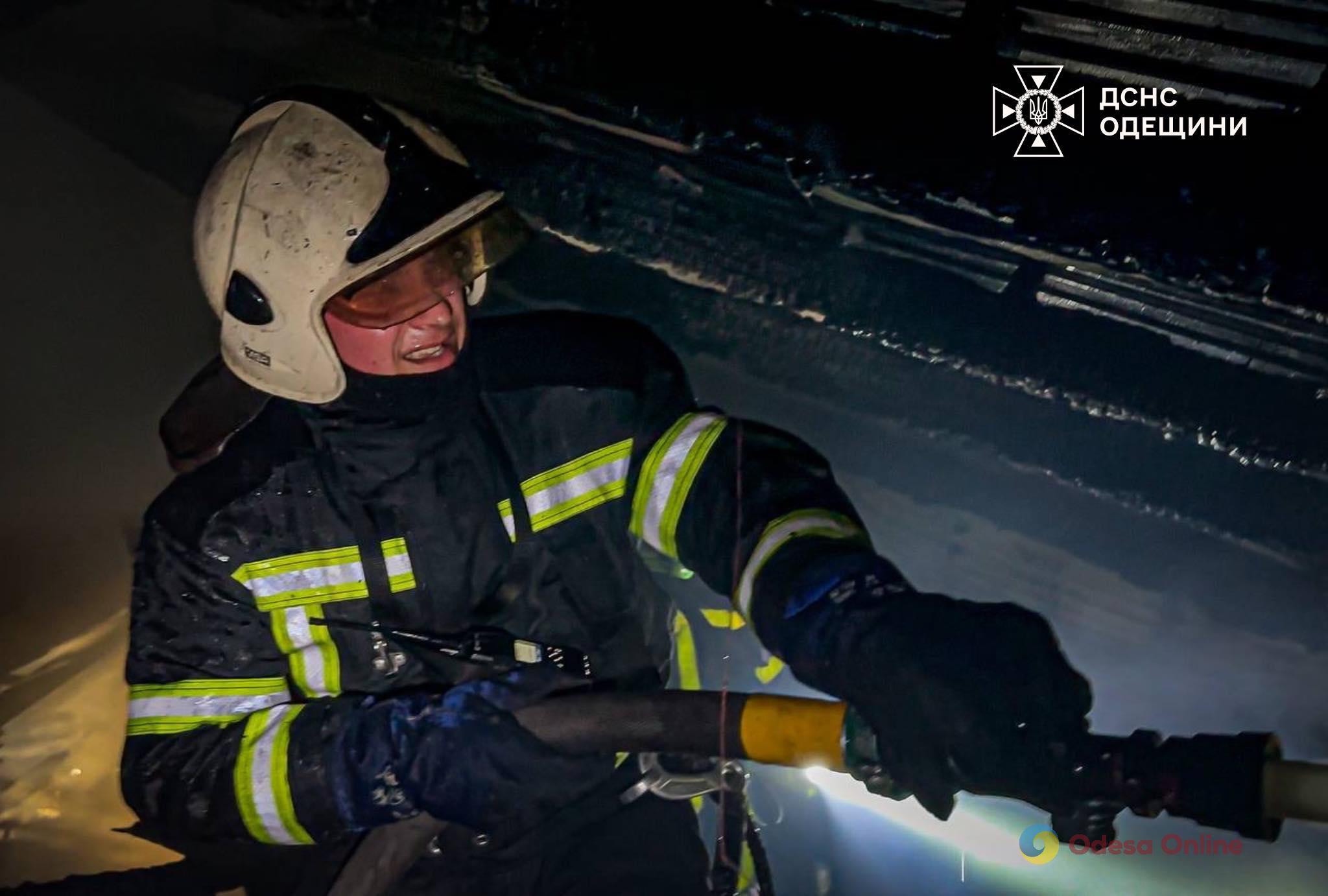 Вогонь охопив 200 квадратних метрів: одеські рятувальники ліквідували пожежу на Зоопарковій (фото, відео)